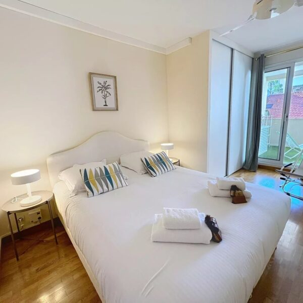 Cannes – Rue d’Antibes • Elegant One-Bedroom Apartment with Spacious Furnished Terrace, Absolute Peace in the City Center