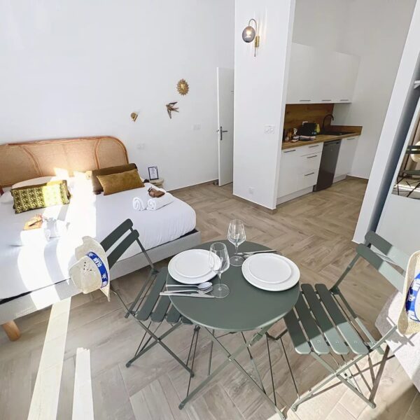 Cannes Banane : Cozy studio hyper centre avec balconnet rénové 2025