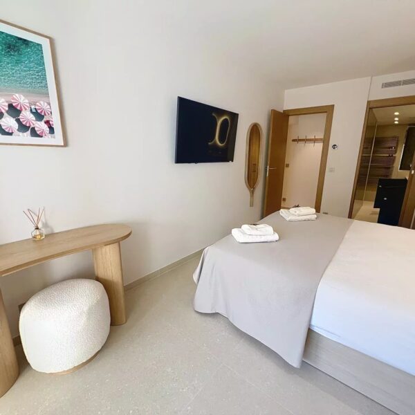 Gray d’Albion – Co Exclusive – Splendid 2BDR apartment with terrace and side sea view