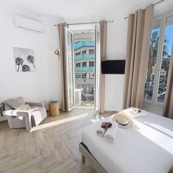 Cannes Banane: Cozy studio apartment in the city center with a small balcony, renovated in 2025