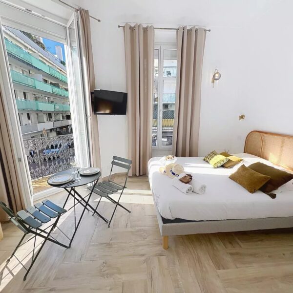 Cannes Banane : Cozy studio hyper centre avec balconnet rénové 2025